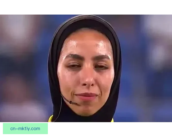 伊朗女足唱国歌敬礼遭观众嘘声 伊朗女足唱国歌敬礼遭观众嘘声